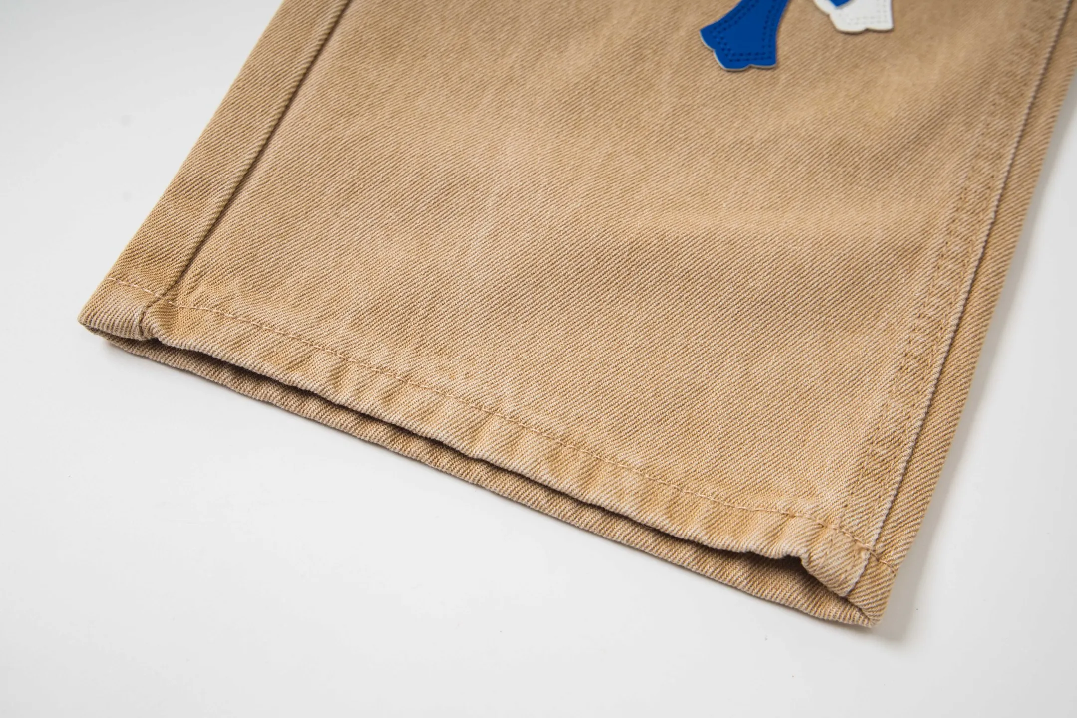 P280 Chrome Hearts khaki denim and white and blue multi-leather popular couple jeans are a hot trend this season and are sought after by countless celebrities and fashionistas. The neat details of the cutting process add color to the playful fashion! The neat and meticulous design, and the well-fitting structure is unique. The upper body not only has outstanding recognition, but also looks younger and younger. A style with the ultimate wearing meaning and performance, gorgeous color matching, and the craftsmanship of this style is also extremely extraordinary. After the finished product is washed, it is disassembled and hand-made with sheepskin cross leather and then spliced ​​together to complete. The whole piece has too many craftsmanship to describe. It is decorated with patchwork cross flowers and high-waisted washed jeans! ! Absolutely high-end luxury product, a god-level single product, a super popular product, made with top heavy industry, a must-see magic weapon that can't be missed. Style number: 1827# Size: 30 32 34 36 Color: Khaki